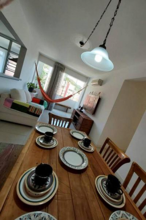 Não é studio, apto espaçoso 70m, 2 quartos, sacada fechada, garagem e bem no centro